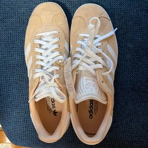 NWT Adidas Womens size US 7 Edition Flat Sneakers